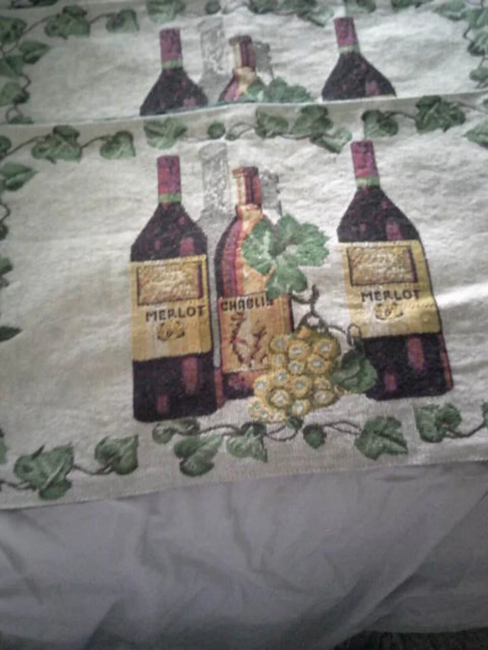 BETTER HOMES & GARDEN 4 PLACEMATS WOVEN EMBROIDERED WINE BOTTLES MERLOT DESIGN